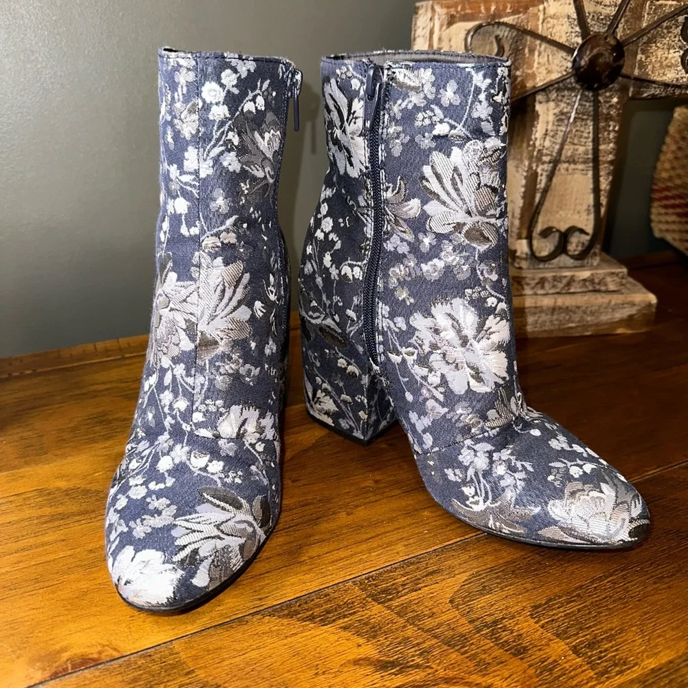 Merona ankle boots with a heel, super nice! Flashy and ready for night out 7 1/2